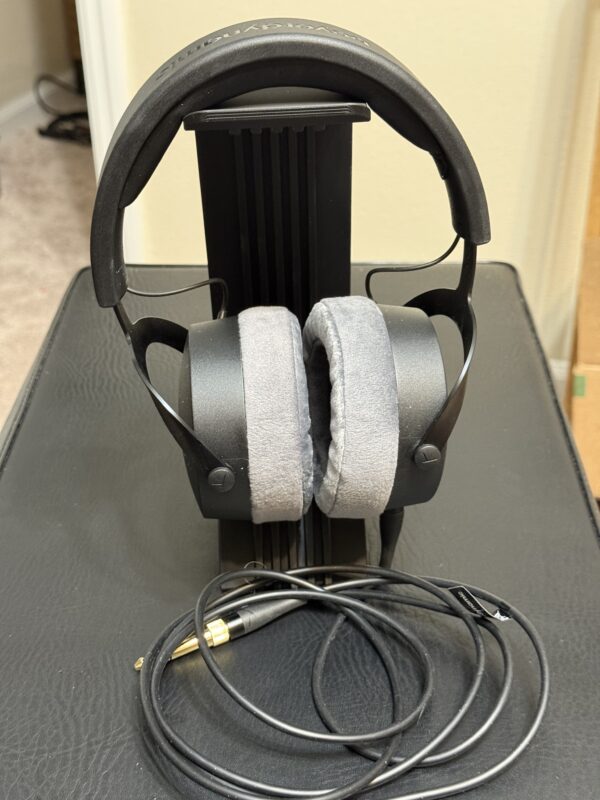 Tsunami Headphone Stand
